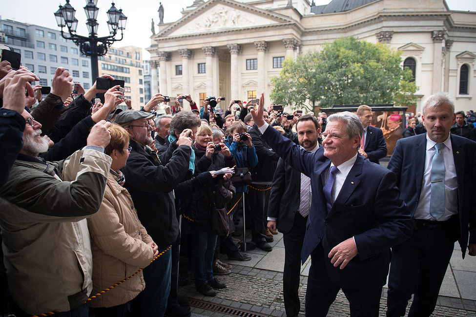 Bundespräsident Joachim Gauck auf dem Weg ins Konzerthaus am Gendarmenmarkt anlässlich 25 Jahre Mauerfall – Festakt des Landes Berlin