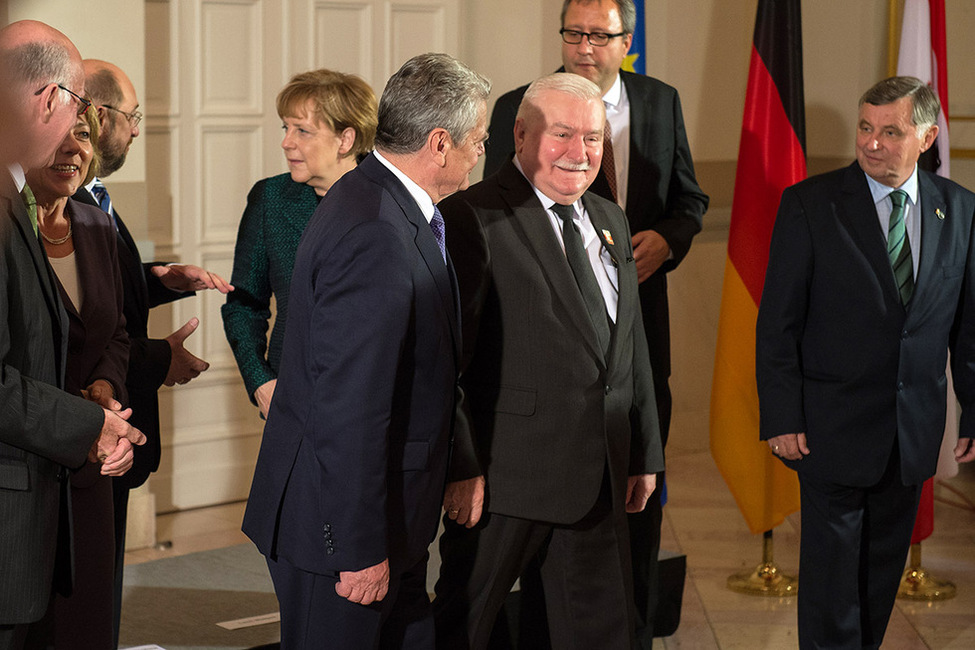 Bundespräsident Joachim Gauck im Austausch mit dem polnischen Präsidenten a. D. Lech Wałęsa  im Konzerthaus am Gendarmenmarkt anlässlich 25 Jahre Mauerfall – Festakt des Landes Berlin