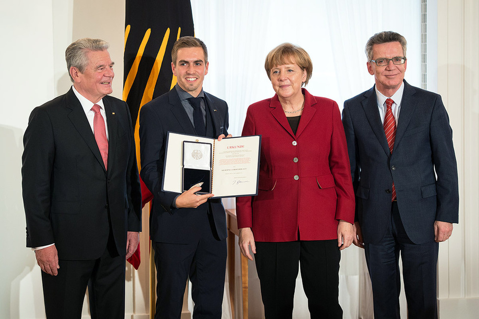 Bundespräsident Joachim Gauck überreicht Philipp Lahm die Mannschaftsauszeichnung für den Fußball-Weltmeistertitel während der Verleihung des Silbernen Lorbeerblattes in Schloss Bellevue