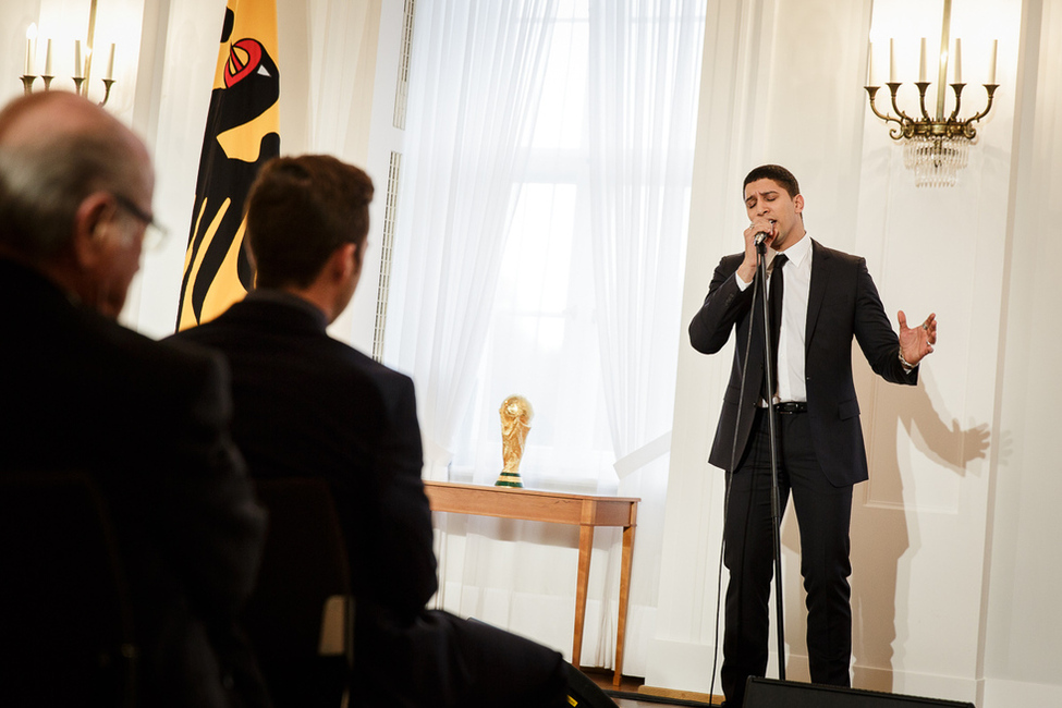 Andreas Bourani singt 'Auf uns' in Schloss Bellevue während der Verleihung des Silbernen Lorbeerblattes an die Deutsche Fußballnationalmannschaft