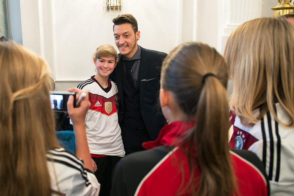 Fußballnationalspieler Mesut Özil beim Empfang in Schloss Bellevue mit Nachwuchsfußballerinnen anlässlich der Verleihung des Silbernen Lorbeerblattes an die Deutsche Fußballnationalmannschaft