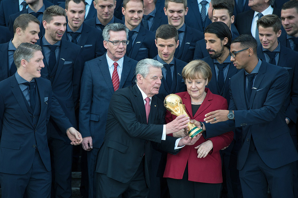 Bundespräsident Joachim Gauck bei der Aufstellung zum Gruppenfoto gemeinsam mit Bundeskanzlerin Angela Merkel und Bundesinnenminister Thomas de Maizière bei der Verleihung des Silbernen Lorbeerblattes in Schloss Bellevue an die Deutsche Fußballmannschaft