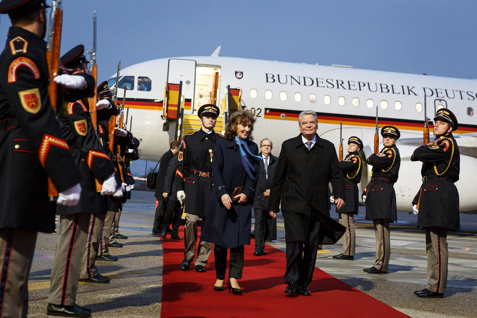 Bundespräsident Joachim Gauck bei seiner Ankunft auf dem Flughafen Preßburg anlässlich '25 Jahre Samtene Revolution' in Bratislava