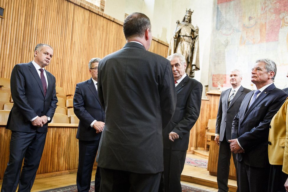 Bundespräsident Joachim Gauck wird gemeinsam mit den Präsidenten der Visegrád-Staaten durch den Rektor der Karls-Universität, Tomáš Zima, anlässlich '25 Jahre Samtene Revolution' begrüßt