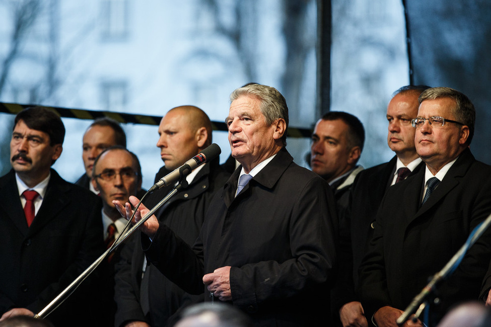 Bundespräsident Joachim Gauck hält eine Ansprache anlässlich der Enthüllung einer Gedenktafel im Alberthof während seiner Reise in Prag