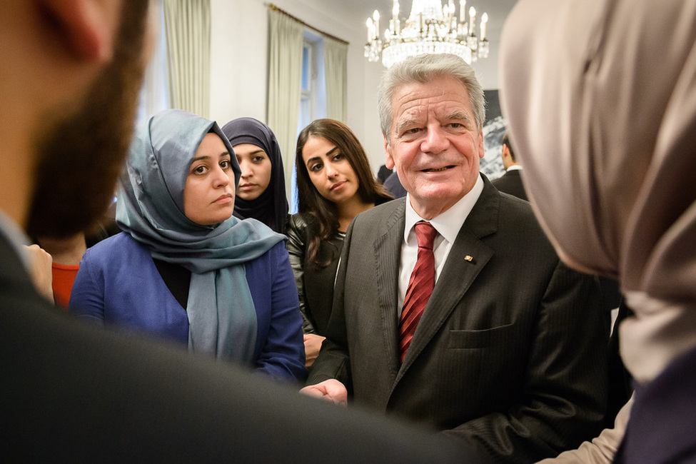 Bundespräsident Joachim Gauck im Austausch mit Stipendiatinnen des Avicenna-Studienwerks in der Villa Hammerschmidt in Bonn
