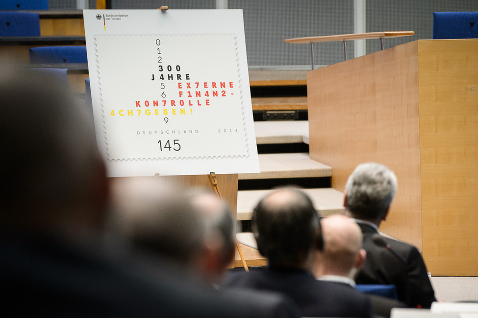 Bundespräsident Joachim Gauck bei der Präsentation des Sonderpostwertzeichens im ehemaligen Plenarsaal des Deutschen Bundestages in Bonn anlässlich des Festaktes '300 Jahre externe Finanzkontrolle'