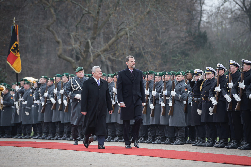 Bundespräsident Joachim Gauck begrüßen das spanische Königspaar mit militärischen Ehren in Schloss Bellevue