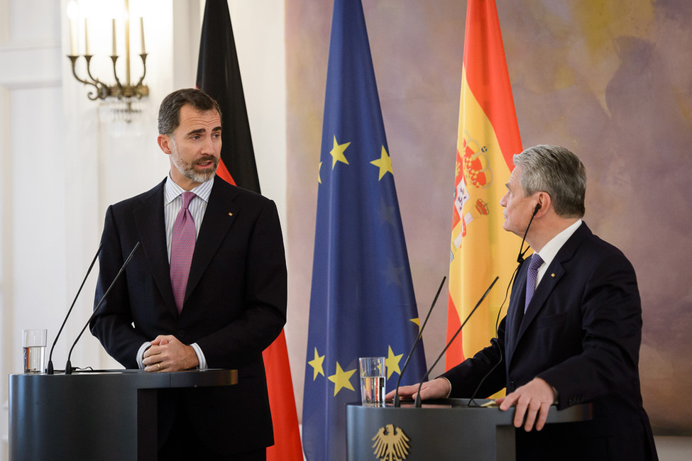 Bundespräsident Joachim Gauck und König Felipe VI von Spanien beim Austausch mit der Presse im Großen Saal in Schloss Bellevue anlässlich des Empfangs von König Felipe VI und Königin Letizia von Spanien