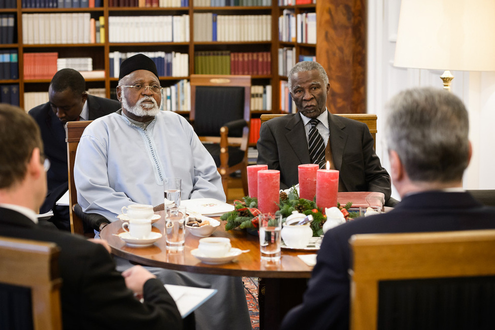 Bundespräsident Joachim Gauck im Austausch mit dem ehemaligen Präsidenten der Republik Südafrika, Thabo Mbeki (re.), und dem ehemaligen Präsidenten der Bundesrepublik Nigeria, Abdulsalami Abubakar, im Amtszimmer von Schloss Bellevue