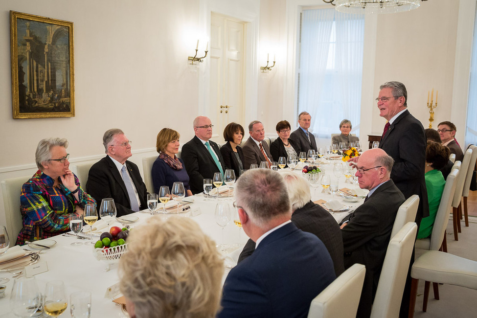 Bundespräsident Joachim Gauck hält eine Ansprache beim Mittagessen zu Ehren von Ministerpräsident a. D. Erwin Teufel im Schinkelsaal von Schloss Bellevue