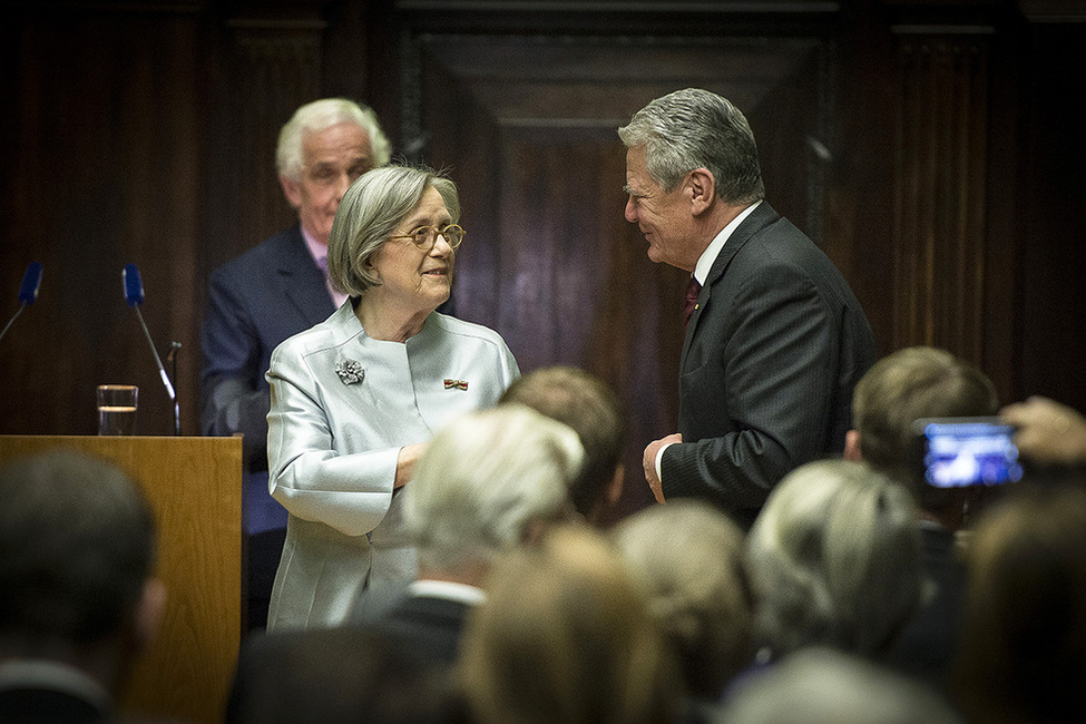 Bundespräsident Joachim Gauck im Austausch mit der Preisträgerin Barbara Lambrecht-Schadeberg im Berliner Bode-Museum anlässlich der Verleihung des James Simon-Preises