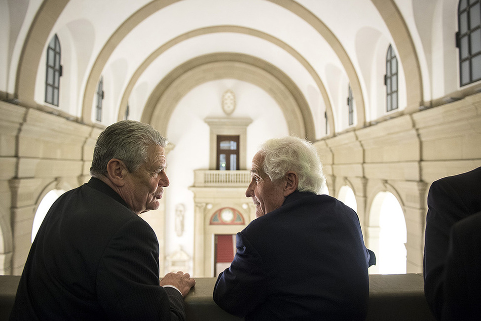 Bundespräsident Joachim Gauck im Gespräch mit dem Stiftungsvorsitzenden Peter Raue im Berliner Bode-Museum anlässlich der Verleihung des James Simon-Preises