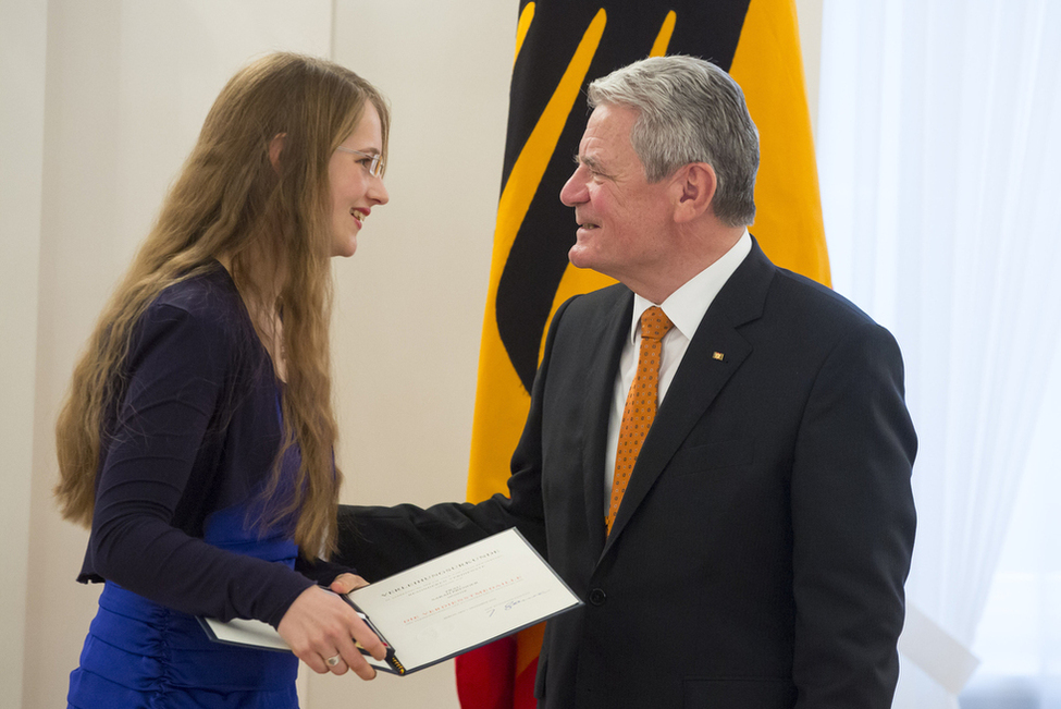 Bundespräsident Joachim Gauck verleiht Sarah Prenger den Verdienstorden für ehrenamtliches Engagement im Großen Saal in Schloss Bellevue