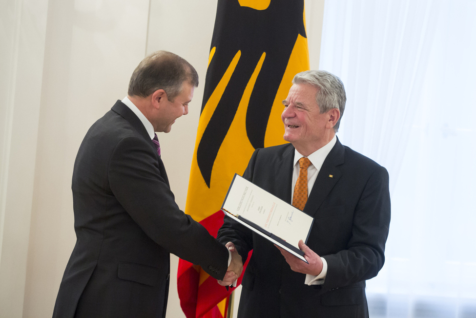 Bundespräsident Joachim Gauck verleiht Juri Heiser den Verdienstorden für ehrenamtliches Engagement im Großen Saal in Schloss Bellevue