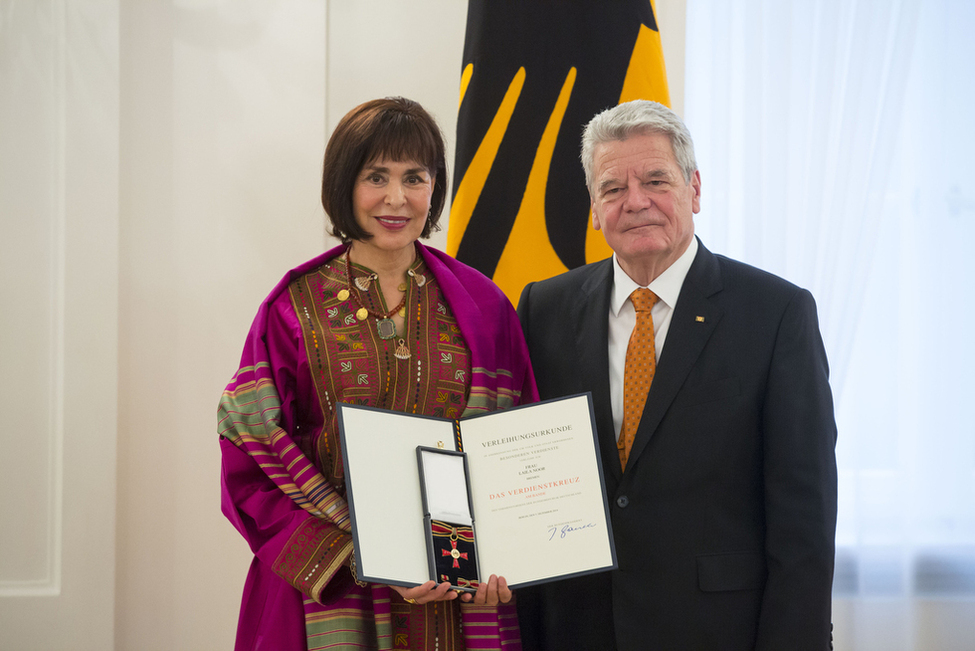 Bundespräsident Joachim Gauck verleiht Laila Noor den Verdienstorden für ehrenamtliches Engagement im Großen Saal in Schloss Bellevue