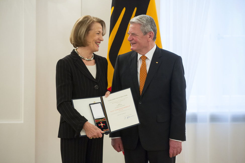 Bundespräsident Joachim Gauck verleiht Elsa Pavel den Verdienstorden für ehrenamtliches Engagement im Großen Saal in Schloss Bellevue