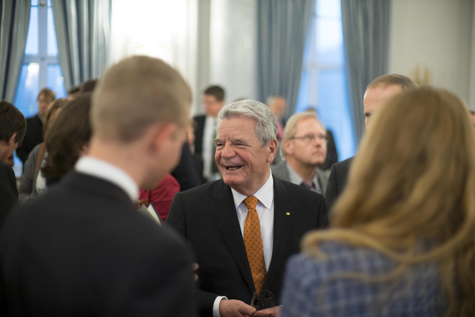 Bundespräsident Joachim Gauck im Austausch mit seinen Gästen im Anschluss der Verleihung des Verdienstordens anlässlich des Tages des Ehrenamtes im Langhanssaal in Schloss Bellevue