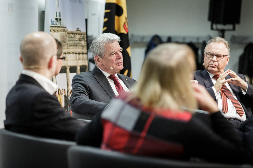 Bundespräsident Joachim Gauck bei der Teilnahme an der Podiumsdiskussion 'Recht und Gerechtigkeit – Der Umgang mit dem SED-Unrecht im vereinten Deutschland' in der Bundesstiftung zur Aufarbeitung der SED-Diktatur