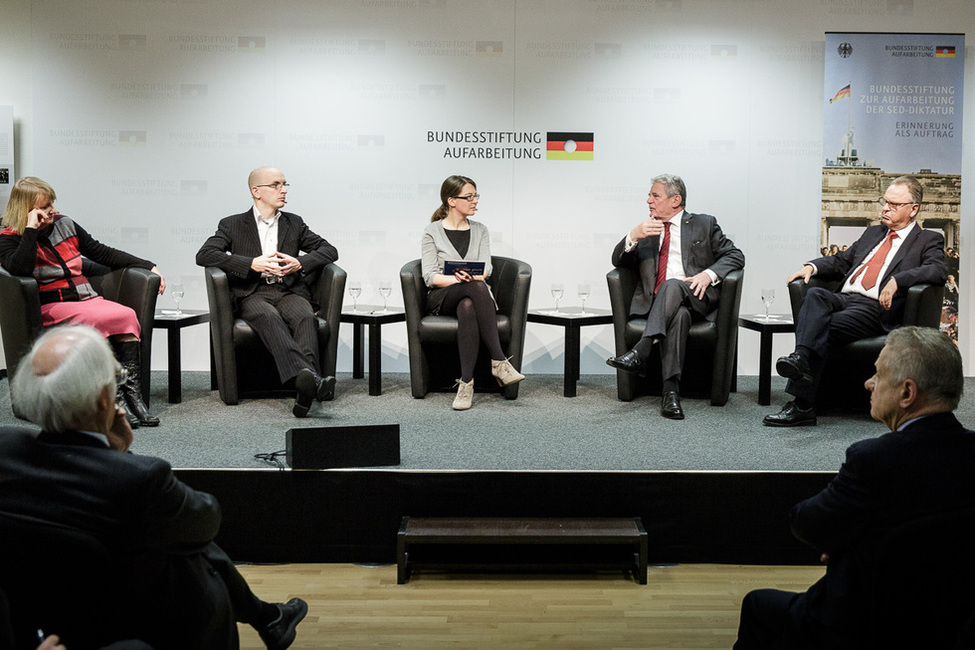 Bundespräsident Joachim Gauck bei der Teilnahme an der Podiumsdiskussion 'Recht und Gerechtigkeit – Der Umgang mit dem SED-Unrecht im vereinten Deutschland' in der Bundesstiftung zur Aufarbeitung der SED-Diktatur