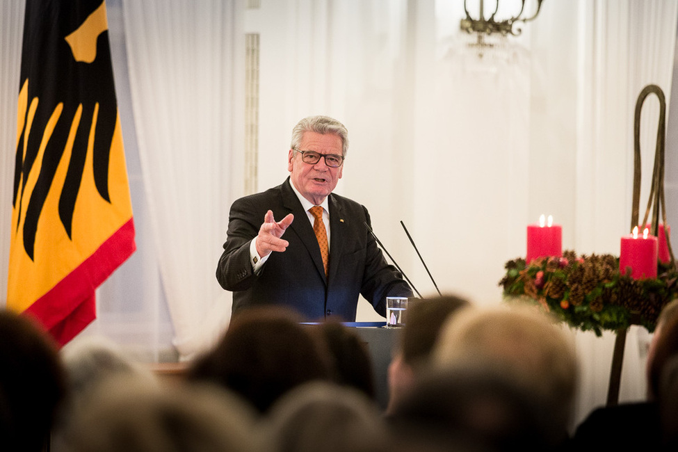 Bundespräsident Joachim Gauck begrüßt die Gäste zum Adventskonzert im Großen Saal von Schloss Bellevue   