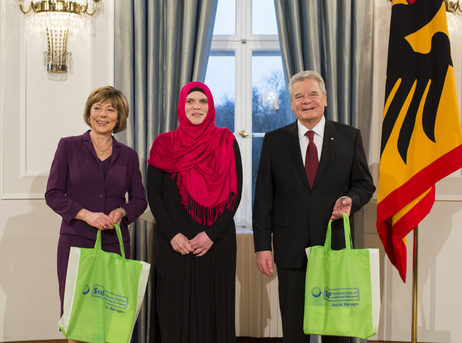Bundespräsident Joachim Gauck und Daniela Schadt beim Defilee der Bürger in Schloss Bellevue anlässlich des Neujahrsempfang des Bundespräsidenten 