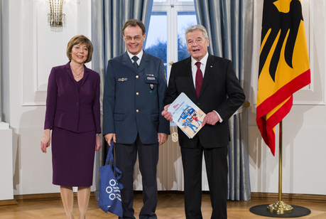 Bundespräsident Joachim Gauck und Daniela Schadt beim Defilee der Bürger in Schloss Bellevue anlässlich des Neujahrsempfang des Bundespräsidenten 