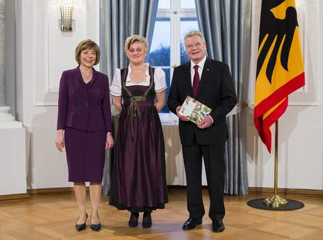 Bundespräsident Joachim Gauck und Daniela Schadt beim Defilee der Bürger in Schloss Bellevue anlässlich des Neujahrsempfang des Bundespräsidenten 