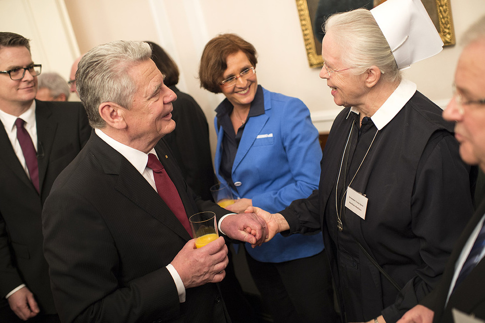 Bundespräsident Joachim Gauck beim Austausch mit engagierten Bürgerinnen und Bürgern in Schloss Bellevue anlässlich des Neujahrsempfang des Bundespräsidenten 