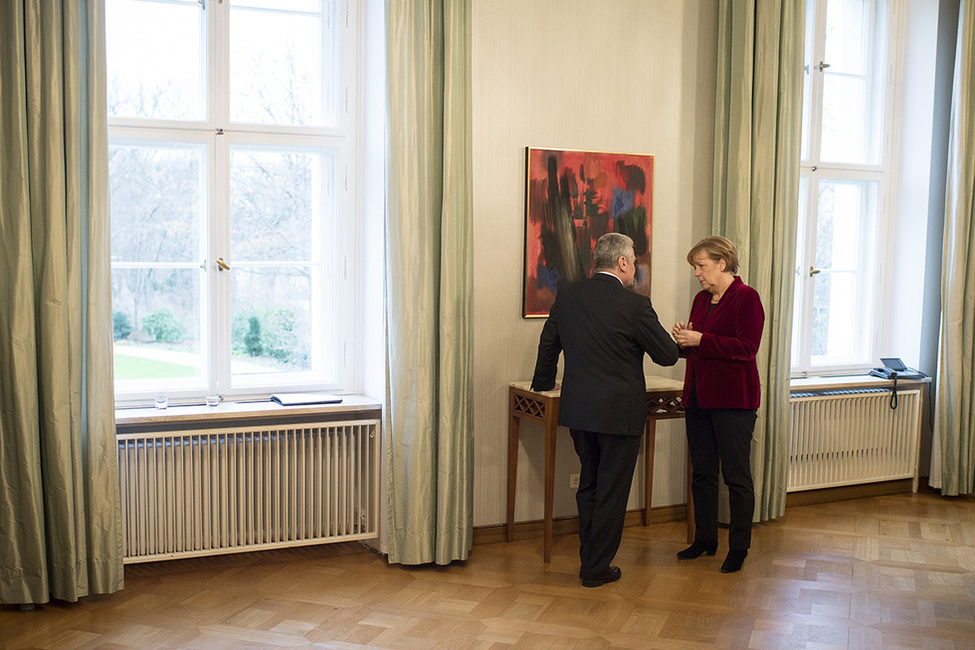 Bundespräsident Joachim Gauck im Austausch mit Bundeskanzlerin Angela Merkel anlässlich des Neujahrsempfangs in Schloss Bellevue