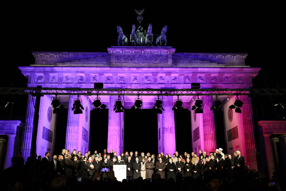 Bundespräsident Joachim Gauck hält eine Ansprache bei der Mahnwache 'Zusammenstehen – Gesicht zeigen' auf dem Pariser Platz in Berlin 