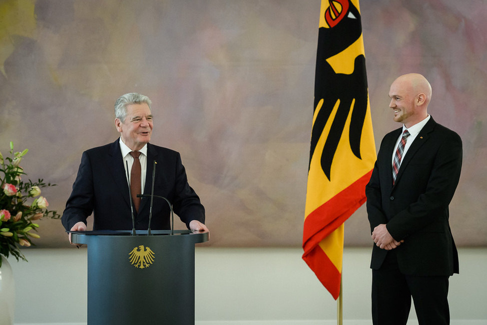Bundespräsident Joachim Gauck würdigt die Arbeit des Astronauten Alexander Gerst und verleiht ihm das Verdienstkreuz 1. Klasse im Großen Saal von Schloss Bellevue