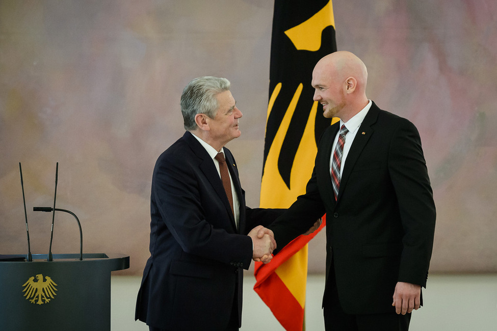 Bundespräsident Joachim Gauck verleiht dem Astronauten Alexander Gerst das Verdienstkreuz 1. Klasse im Großen Saal von Schloss Bellevue