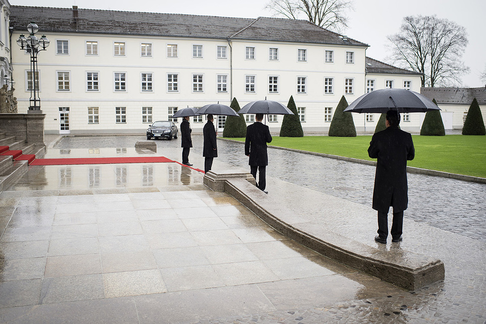 Vorfahrt der Diplomaten im Ehrenhof von Schloss Bellevue anlässlich des Neujahrsempfangs für das Diplomatische Korps