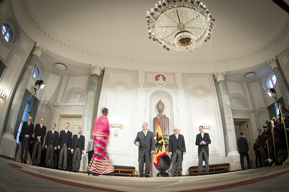 Bundespräsident Joachim Gauck beim Defilee der Diplomaten im Langhanssaal in Schloss Bellevue anlässlich des Neujahrsempfangs für das Diplomatische Korps