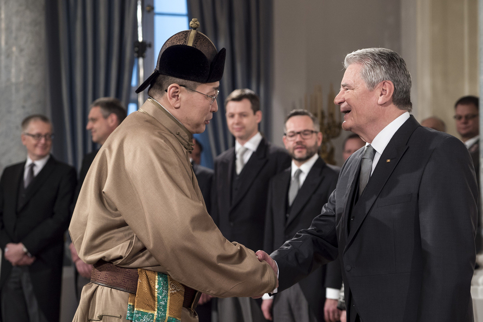 Bundespräsident Joachim Gauck beim Defilee der Diplomaten im Langhanssaal in Schloss Bellevue anlässlich des Neujahrsempfangs für das Diplomatische Korps