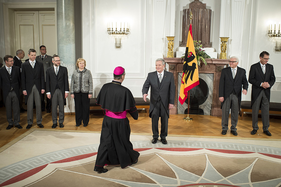 Bundespräsident Joachim Gauck begrüßt den Apostolischen Nuntius zum Defilee im Langhanssaal in Schloss Bellevue anlässlich des Neujahrsempfangs für das Diplomatische Korps