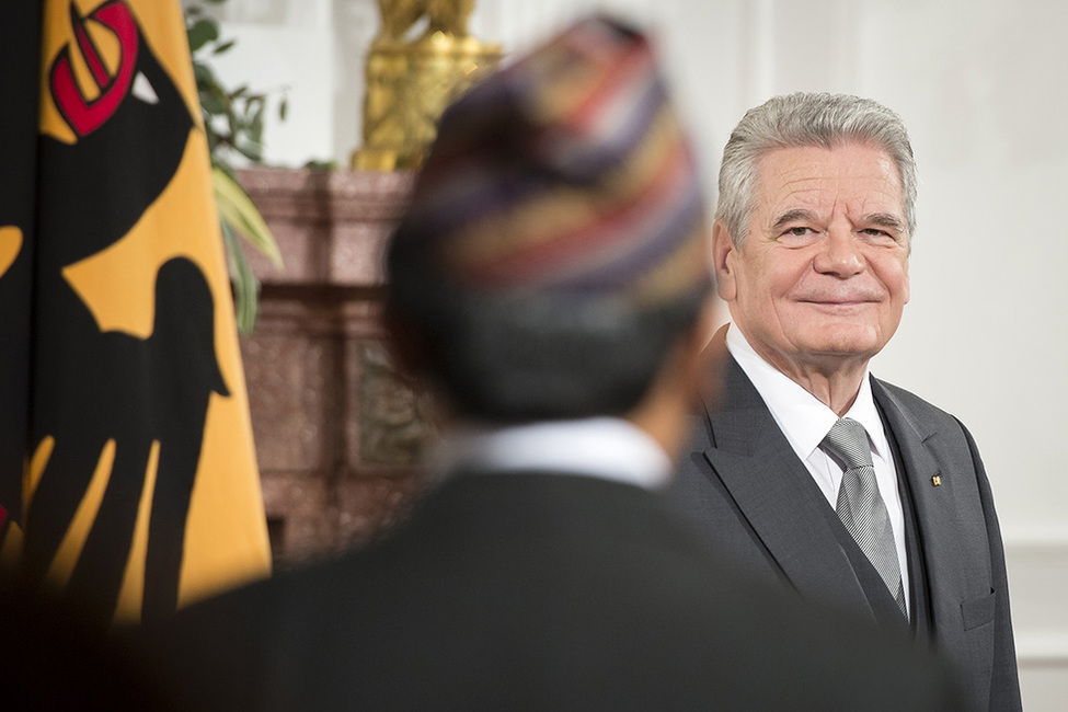 Bundespräsident Joachim Gauck beim Defilee der Diplomaten im Langhanssaal in Schloss Bellevue anlässlich des Neujahrsempfangs für das Diplomatische Korps