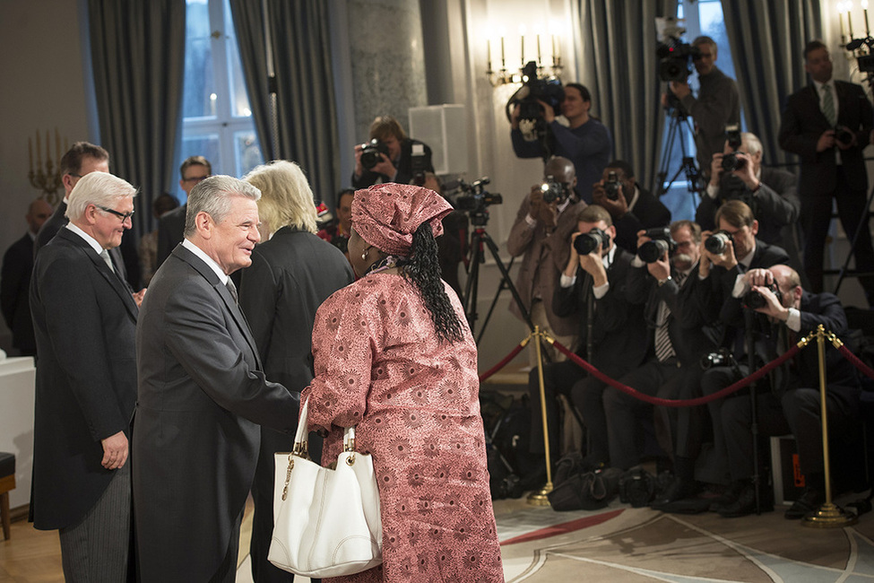 Bundespräsident Joachim Gauck beim Defilee der Diplomaten im Langhanssaal in Schloss Bellevue anlässlich des Neujahrsempfangs für das Diplomatische Korps