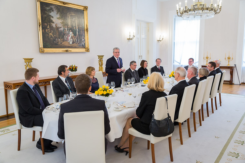 Bundespräsident Joachim Gauck hält eine Ansprache beim Mittagessen zu Ehren von Eberhard Jüngel anlässlich seines 80. Geburtstages im Schinkelsaal in Schloss Bellevue