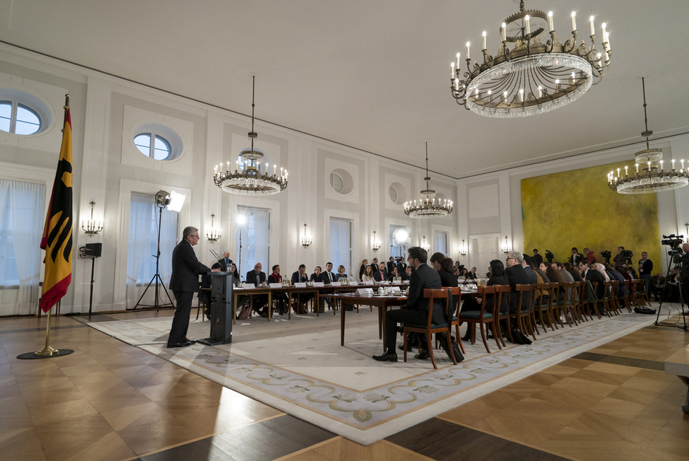 Bundespräsident Joachim Gauck hält eine Rede zur Eröffnung der Gesprächsrunde 'ZusammenHALTen – gegen Gewalt, für Dialog' im Großen Saal in Schloss Bellevue