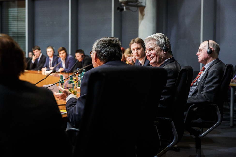 Bundespräsident Joachim Gauck in der Diskussion mit dem Auschwitz-Überlebenden Marian Turski und Jugendlichen im Deutschen Bundestag zu dem Thema, was Auschwitz heute bedeutet 
