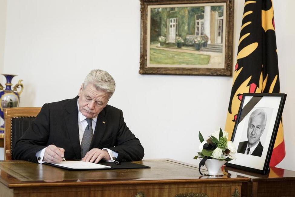 Bundespräsident Joachim Gauck trägt sich anlässlich des Todes von Bundespräsident a.D.Richard von Weizsäcker in das Kondolenzbuch im Schloss Bellevue ein