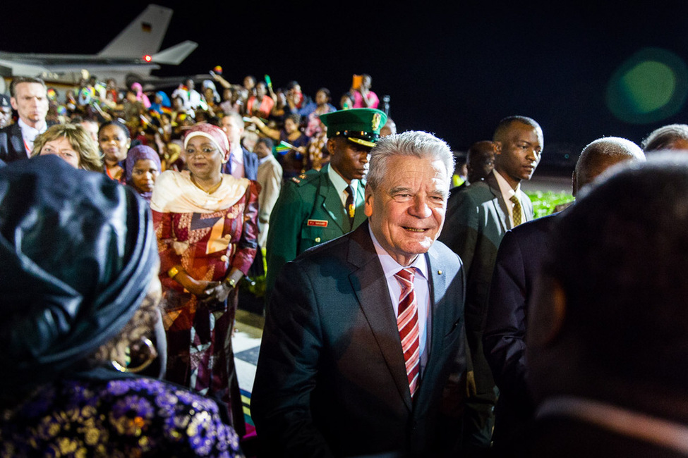 Bundespräsident Joachim Gauck und Daniela Schadt bei der Ankunft am Flughafen in Daressalam während des Staatsbesuchs in der Vereinigten Republik Tansania