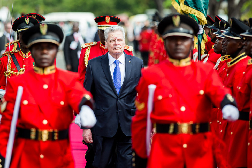 Bundespräsident Joachim Gauck wird von dem Präsidenten der Vereinigten Republik Tansania, Jakaya Mrisho Kikwete, anlässlich des Staatsbesuchs in Tansania mit militärischen Ehren begrüßt