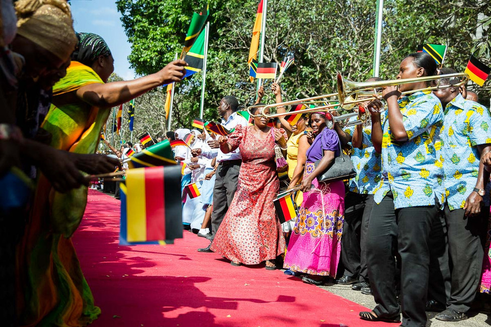 Bundespräsident Joachim Gauck und Daniela Schadt werden von Bürgern der Vereinigten Republik Tansania anlässlich des Staatsbesuchs begrüßt