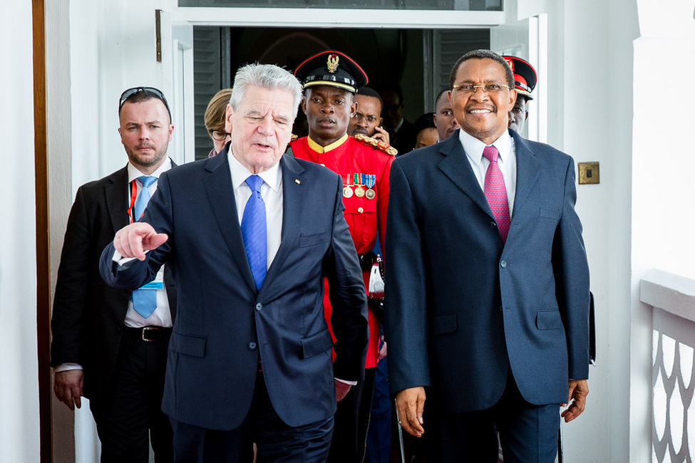 Bundespräsident Joachim Gauck im Austausch mit dem Präsidenten der Vereinigten Republik Tansania, Jakaya Mrisho Kikwete, anlässlich des Staatsbesuchs in Tansania 