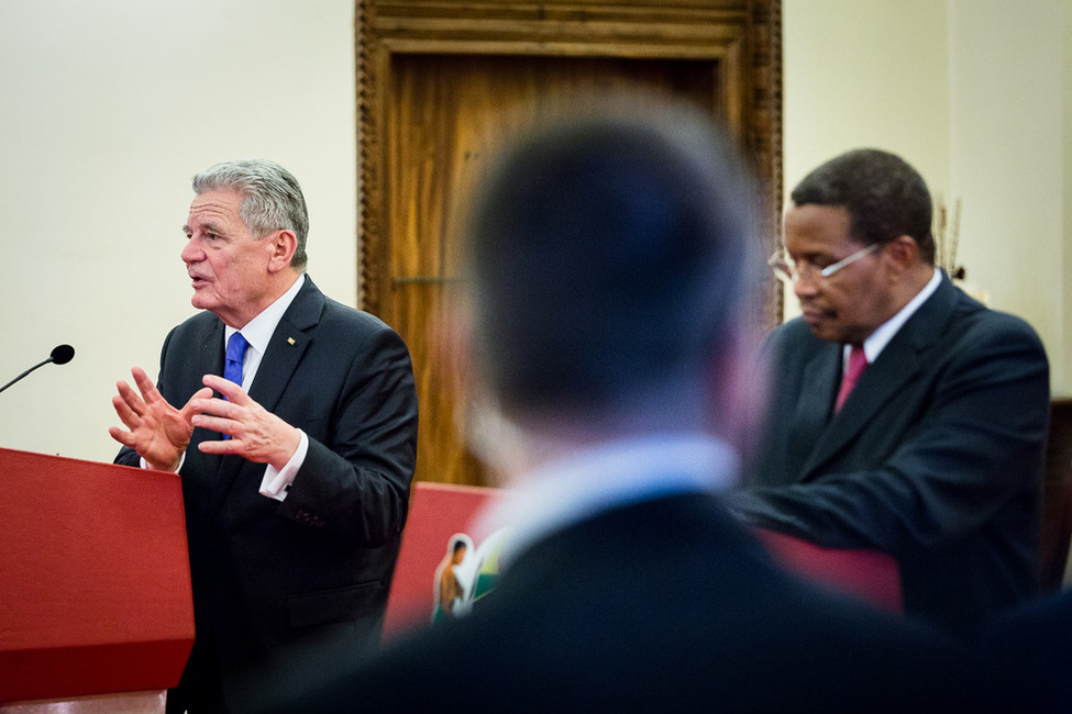 Bundespräsident Joachim Gauck und der Präsident der Vereinigten Republik Tansania, Jakaya Mrisho Kikwet, bei einer Begegnung mit der Presse anlässlich des Staatsbesuchs in Tansania