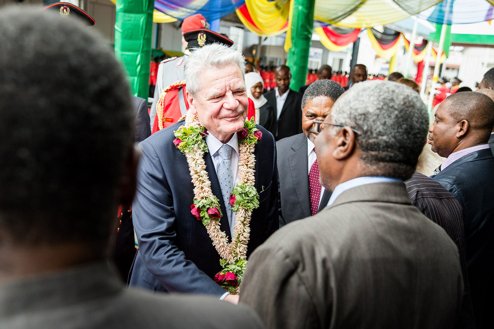 Bundespräsident Joachim Gauck bei der Begrüßung auf Sansibar anlässlich des Staatsbesuchs in der Vereinigten Republik Tansania 