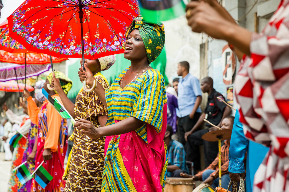 Begrüßung mit traditionellen Tänzen auf Sansibar anlässlich des Staatsbesuchs in der Vereinigten Republik Tansania 